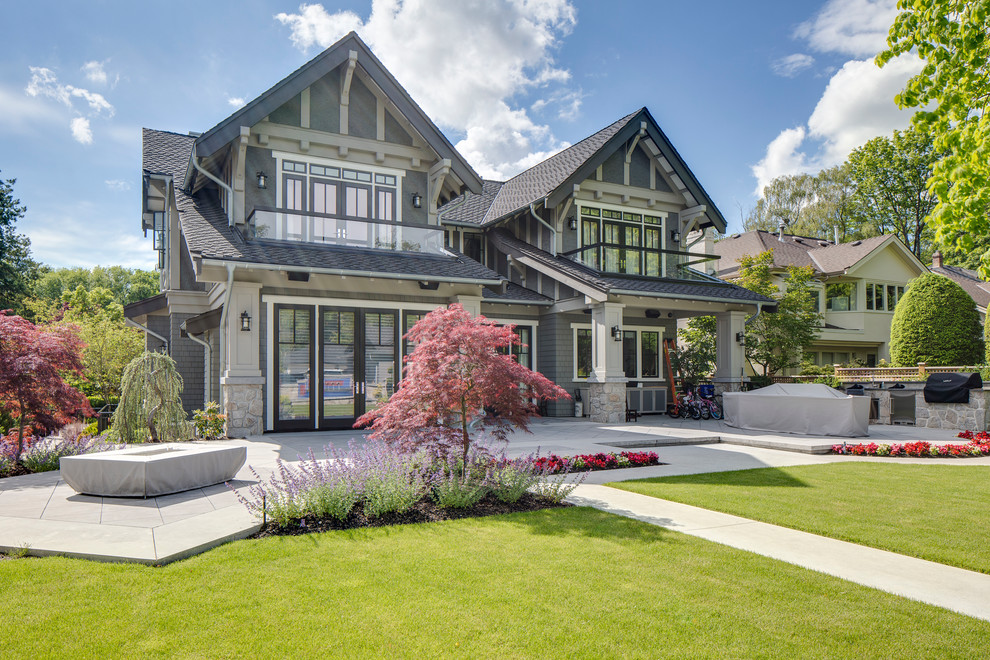 Geräumiges, Dreistöckiges Uriges Haus mit Mix-Fassade, grauer Fassadenfarbe und Satteldach in Vancouver