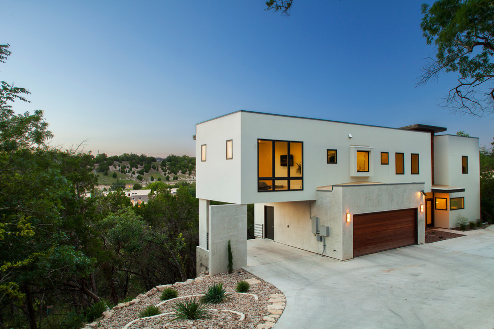Idée de décoration pour une façade de maison beige minimaliste à un étage avec un toit plat.