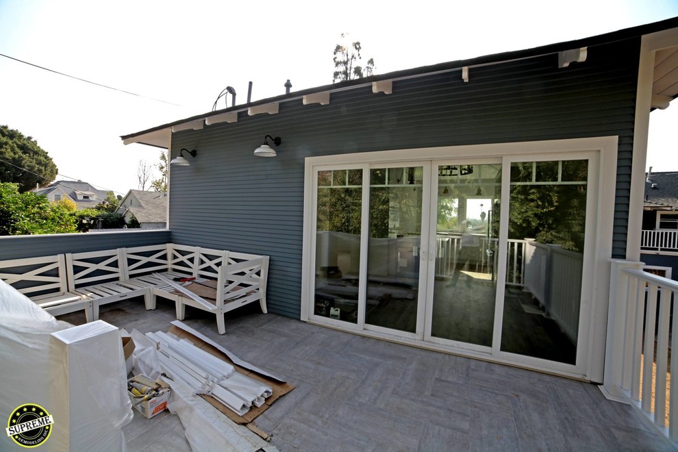 Medium sized and blue modern two floor detached house in Los Angeles with vinyl cladding, a flat roof and a shingle roof.