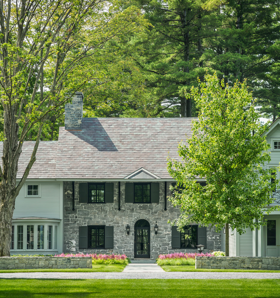 Cette photo montre une façade de maison grise nature à un étage avec un revêtement mixte, un toit à deux pans et un toit en shingle.