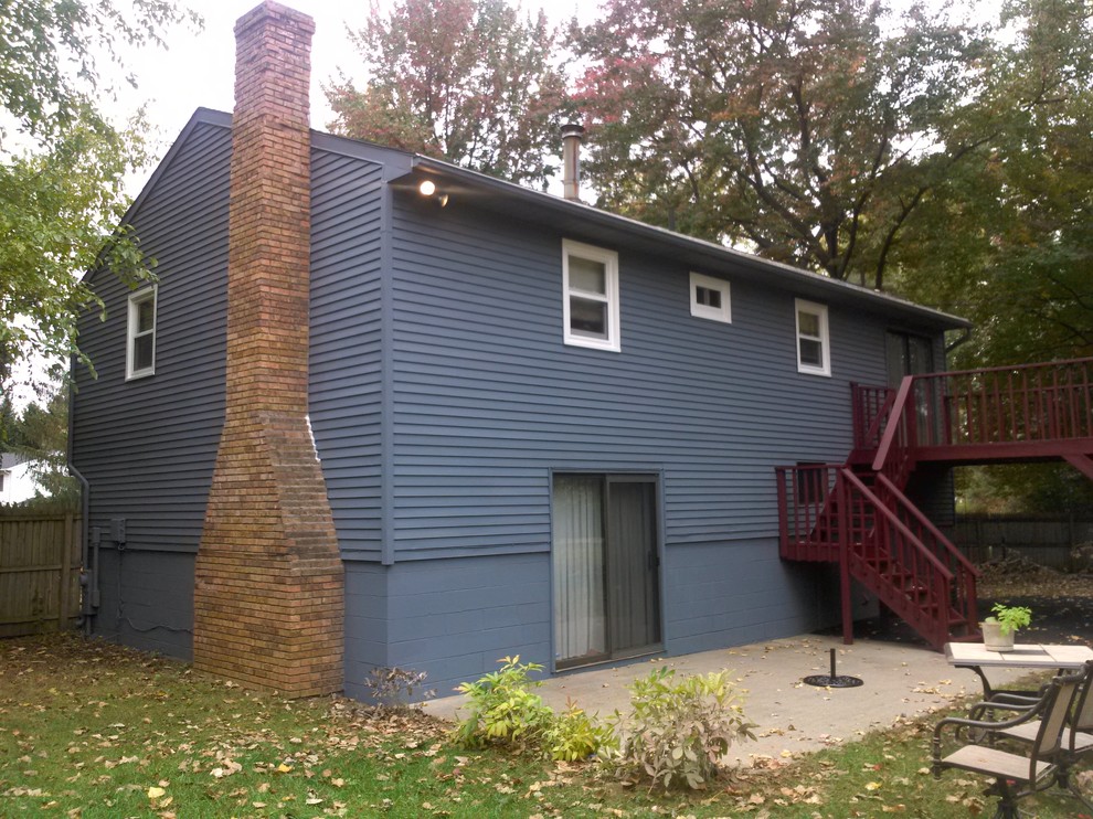 Esempio della facciata di una casa blu classica a due piani di medie dimensioni con rivestimento in metallo
