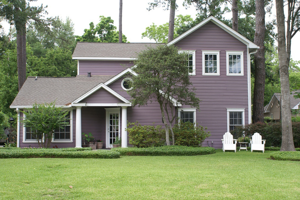 Cette image montre une grande façade de maison violet design à un étage avec un revêtement en vinyle et un toit à deux pans.