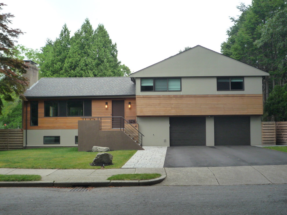 Идея дизайна: серый дом в стиле модернизм с разными уровнями и облицовкой из цементной штукатурки