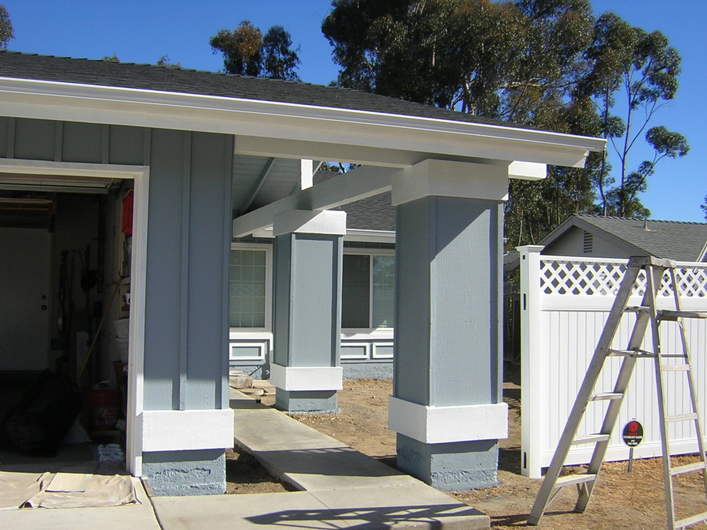 Inspiration for a medium sized and blue retro bungalow detached house in San Diego with wood cladding and a shingle roof.