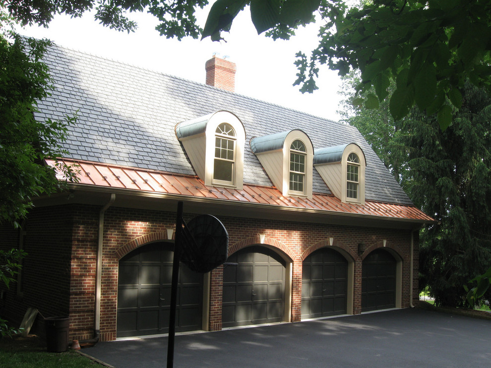 Cette photo montre une grande façade de maison rouge chic en brique à un étage avec un toit à quatre pans et un toit en shingle.