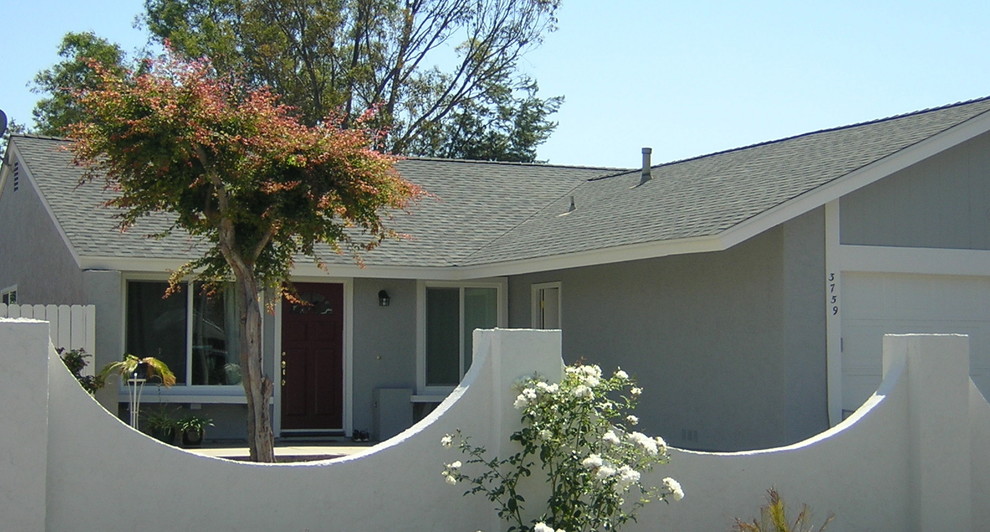 Diseño de fachada de casa gris vintage de tamaño medio de una planta con revestimiento de madera y tejado de teja de madera