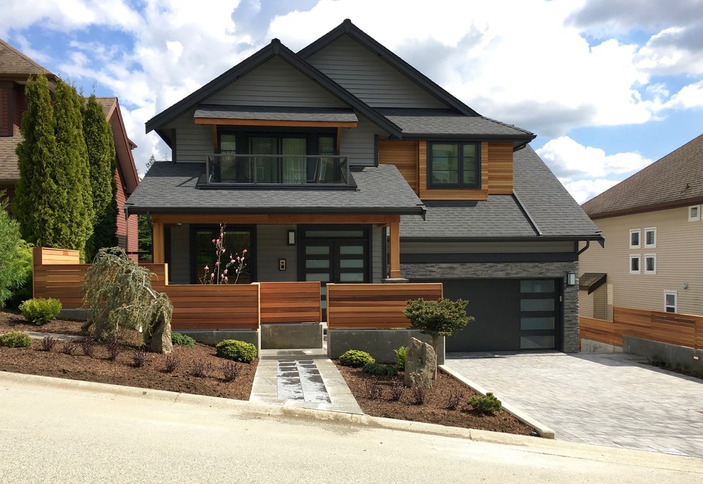 Modelo de fachada de casa gris tradicional renovada de tamaño medio de dos plantas con revestimiento de madera, tejado a dos aguas y tejado de teja de madera