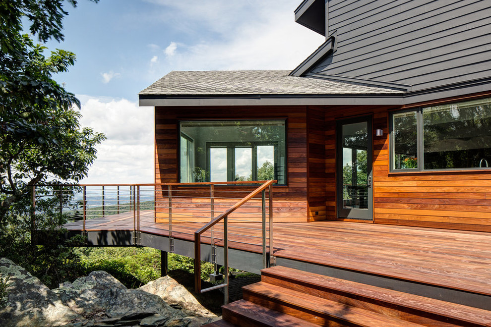 Свежая идея для дизайна: двухэтажный, деревянный, коричневый дом в стиле неоклассика (современная классика) с двускатной крышей - отличное фото интерьера
