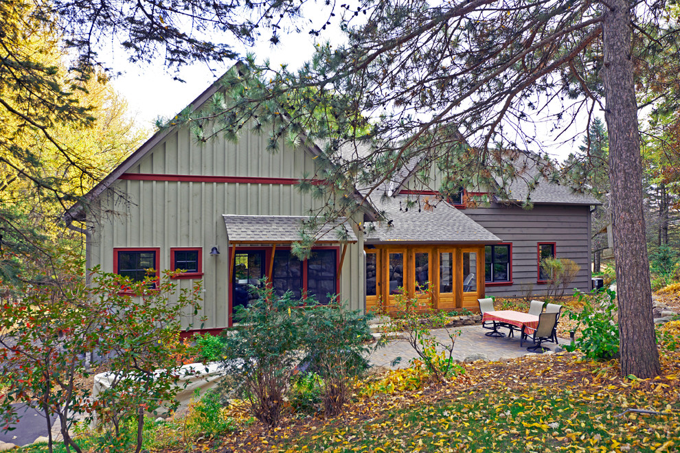 Immagine della facciata di una casa verde country a due piani di medie dimensioni con tetto a capanna e rivestimento in legno