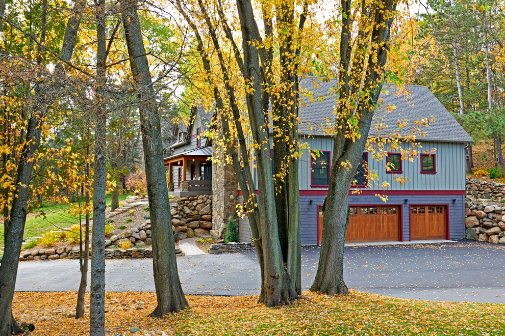 Imagen de fachada verde campestre de tamaño medio de dos plantas con tejado a dos aguas y revestimiento de madera