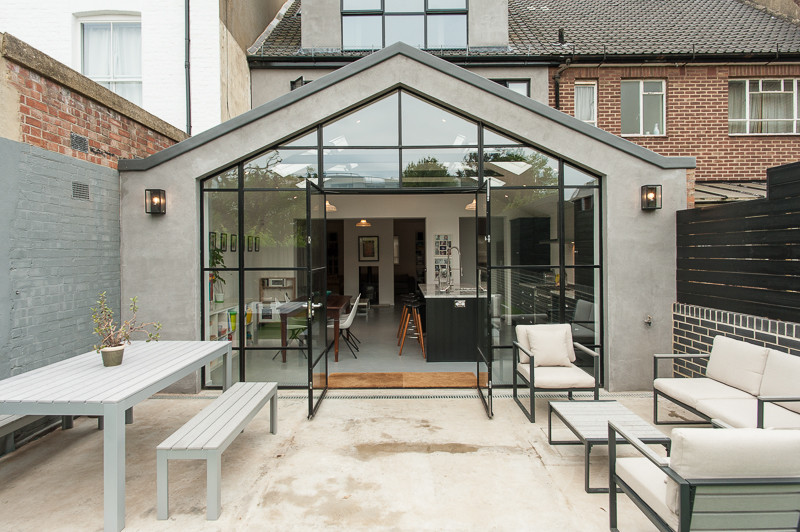 This is an example of a midcentury house exterior in London.