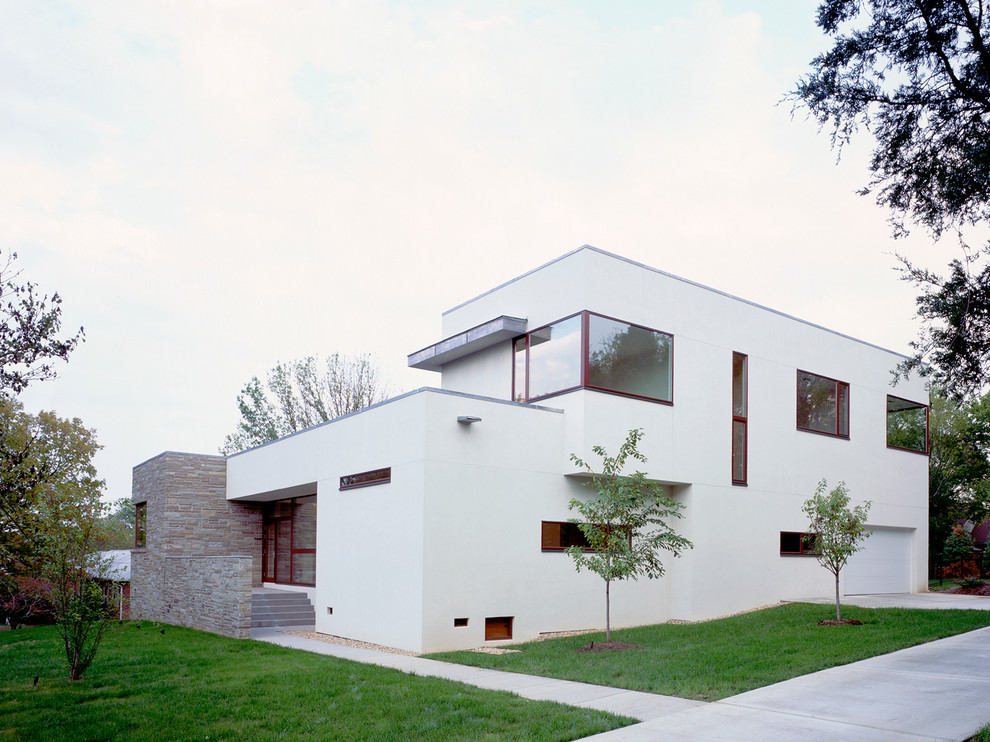 Immagine della facciata di una casa bianca moderna a due piani con tetto piano