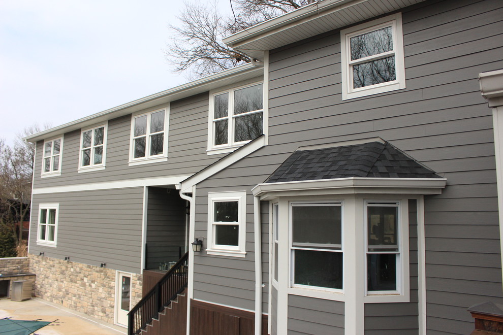 Großes, Zweistöckiges Einfamilienhaus mit Faserzement-Fassade und grauer Fassadenfarbe in St. Louis