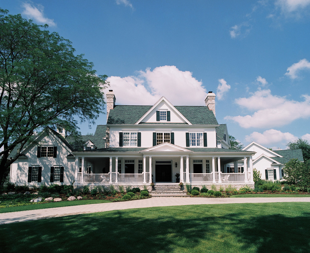 Cette photo montre une très grande façade de maison blanche chic en bois à un étage avec un toit à deux pans et un toit en shingle.