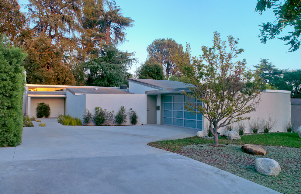 Einstöckiges, Kleines Retro Haus mit weißer Fassadenfarbe und Putzfassade in Los Angeles