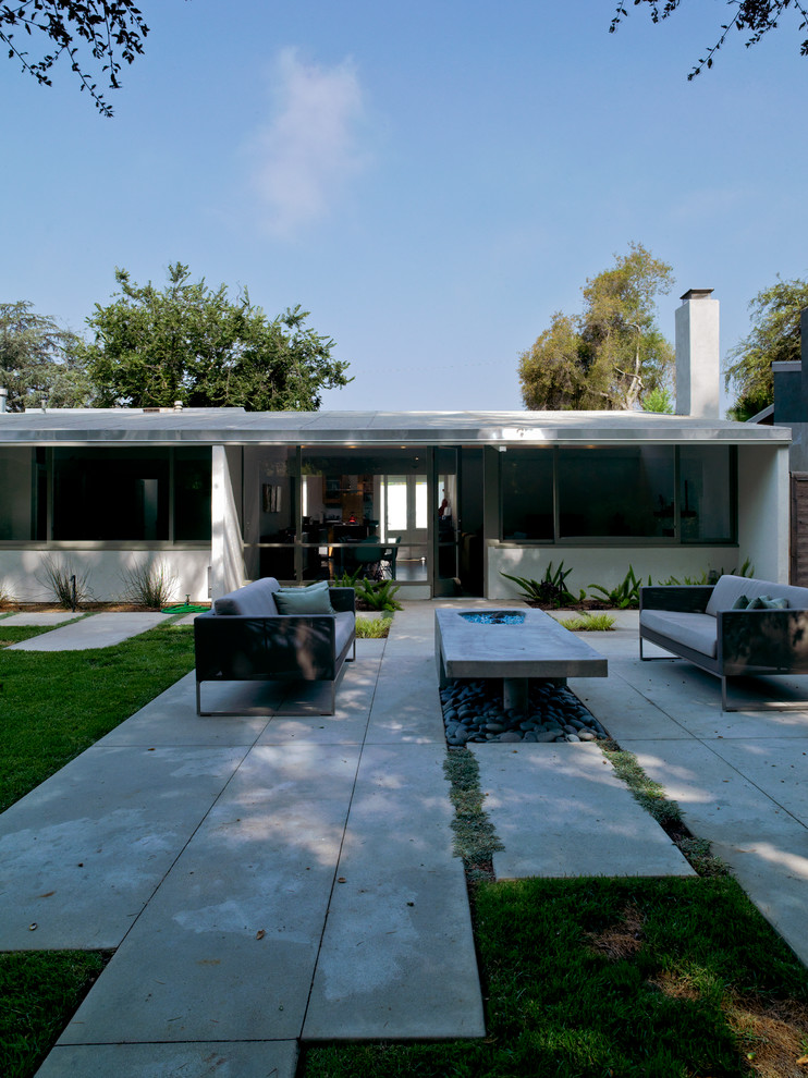 Example of a small mid-century modern white one-story stucco exterior home design in Los Angeles