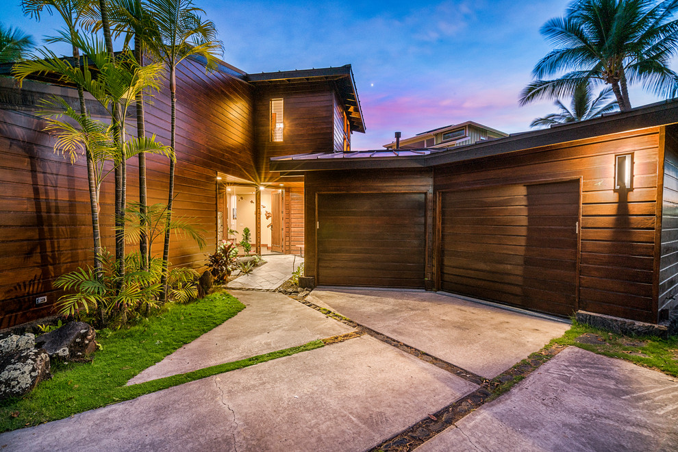 Diseño de fachada de casa marrón tropical de tamaño medio de dos plantas con revestimiento de madera, tejado a dos aguas y tejado de metal