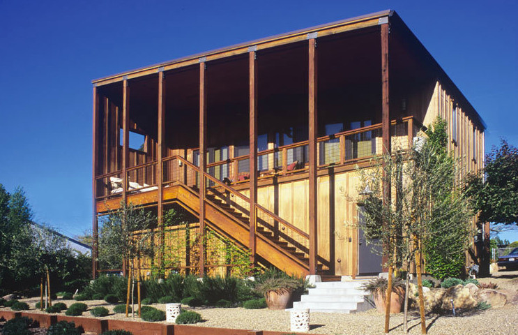 На фото: двухэтажный, деревянный, коричневый дом в стиле рустика