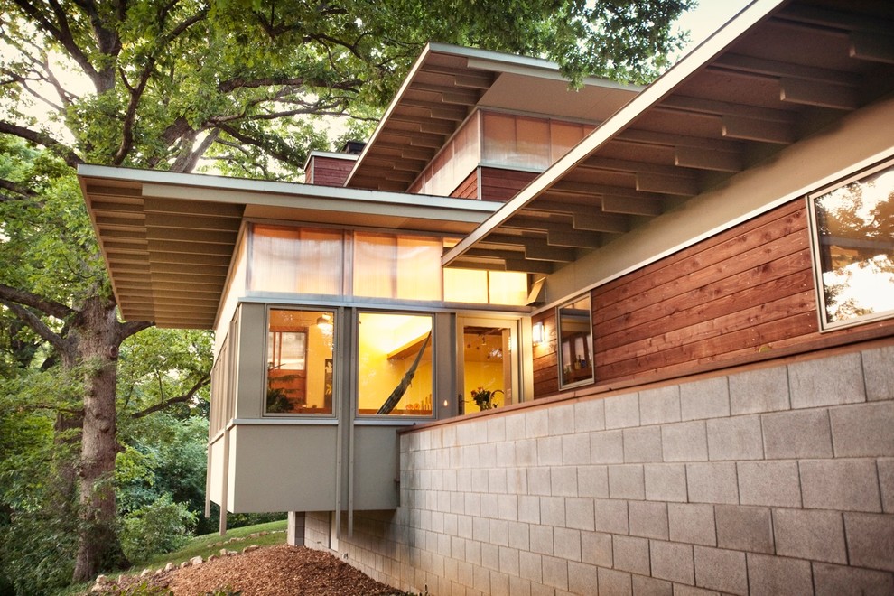 Стильный дизайн: большой, двухэтажный, деревянный, бежевый частный загородный дом в стиле модернизм с плоской крышей - последний тренд