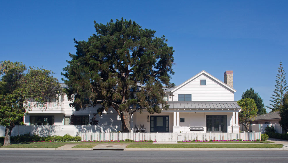 Стильный дизайн: двухэтажный, деревянный, белый дом в стиле неоклассика (современная классика) с двускатной крышей - последний тренд