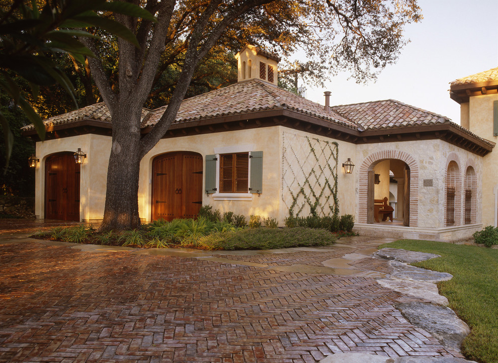 Ejemplo de fachada de casa beige mediterránea de tamaño medio de dos plantas con revestimiento de piedra, tejado de teja de madera y tejado a dos aguas