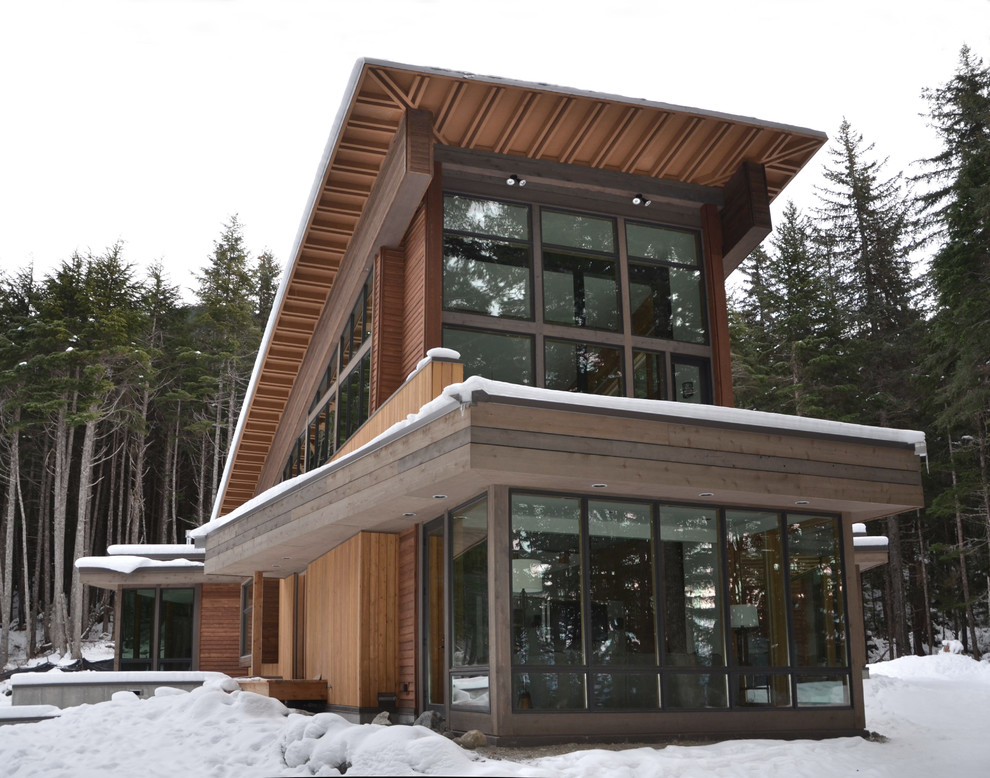 Пример оригинального дизайна: деревянный, большой, двухэтажный, коричневый дом в современном стиле для охотников