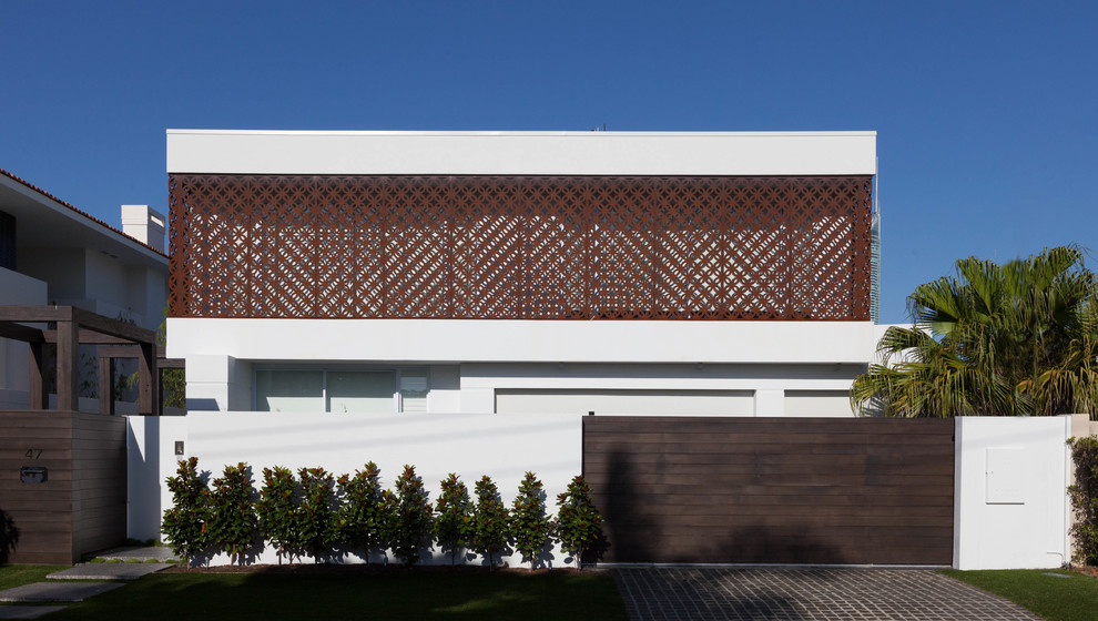 Zweistöckiges Modernes Haus mit weißer Fassadenfarbe und Flachdach in Brisbane