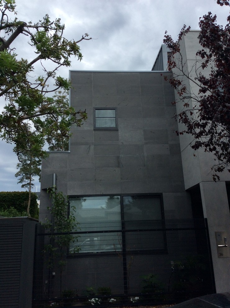 Imagen de fachada minimalista con revestimiento de piedra