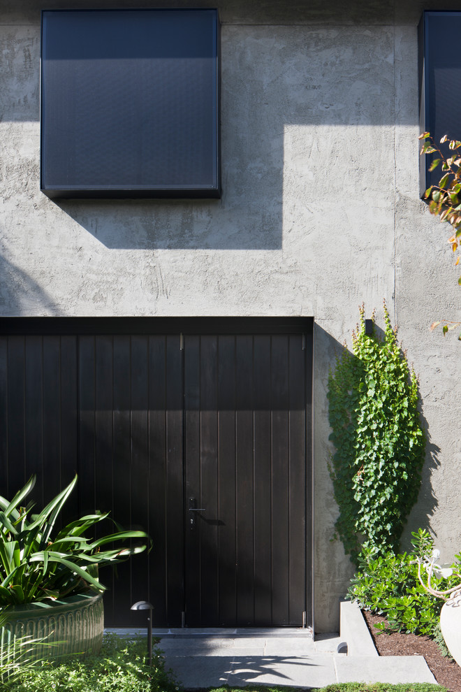 Ejemplo de fachada de casa gris contemporánea de tamaño medio de dos plantas con revestimiento de estuco, tejado plano y tejado de metal