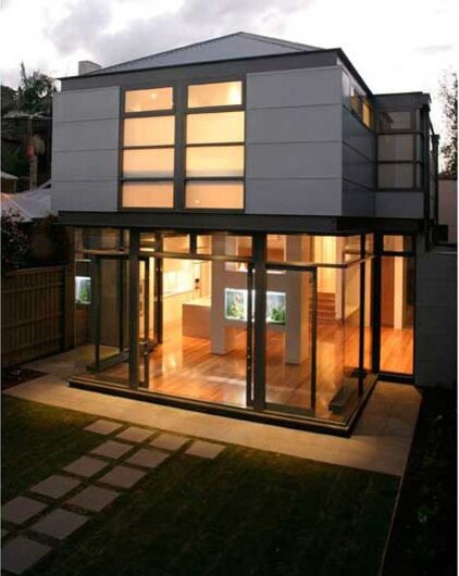 На фото: двухэтажный, разноцветный частный загородный дом в современном стиле с облицовкой из металла, двускатной крышей и металлической крышей