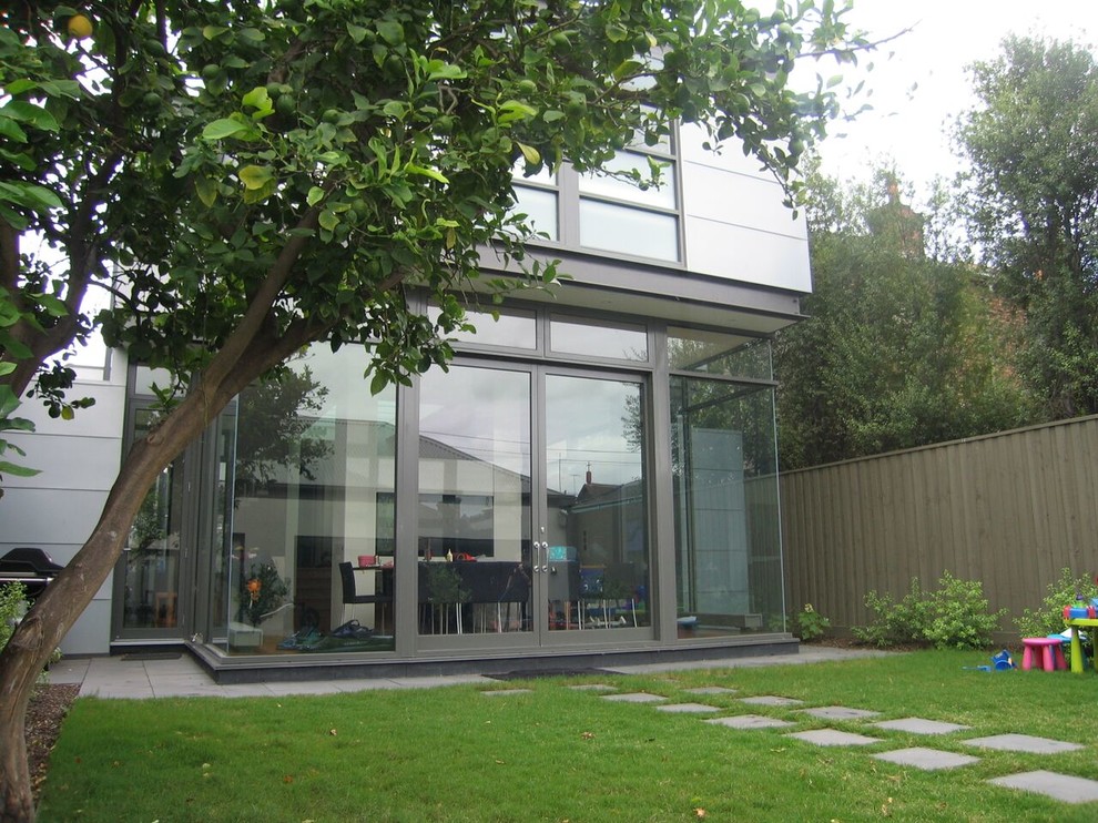 На фото: двухэтажный, разноцветный частный загородный дом в современном стиле с облицовкой из металла, двускатной крышей и металлической крышей с