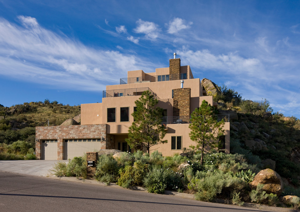 Dreistöckiges, Großes Mediterranes Einfamilienhaus mit Flachdach, Putzfassade und beiger Fassadenfarbe in Albuquerque