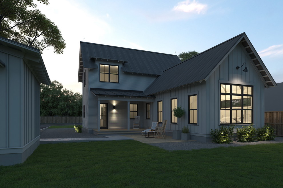 Kleines, Zweistöckiges Landhaus Einfamilienhaus mit Vinylfassade, weißer Fassadenfarbe, Satteldach und Blechdach in Austin