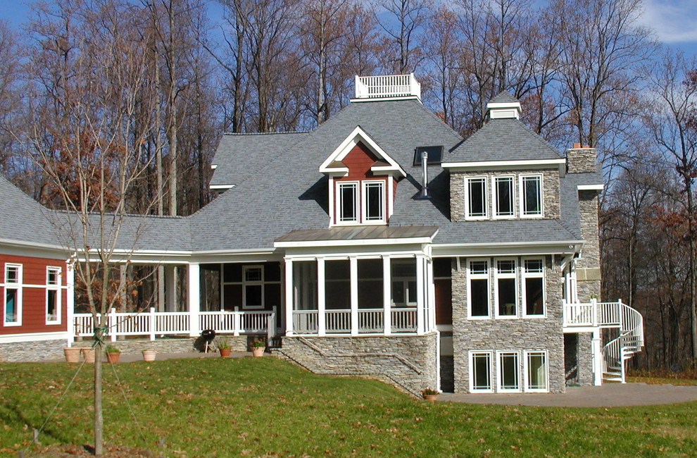 Idées déco pour une très grande façade de maison rouge contemporaine en pierre à deux étages et plus avec un toit à quatre pans.