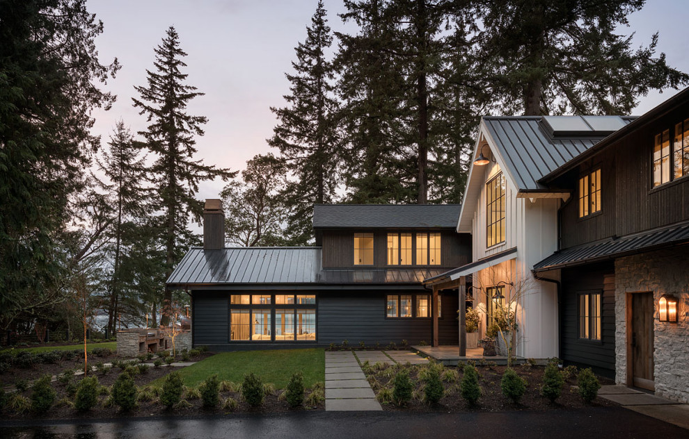 Exemple d'une façade de maison nature à un étage.