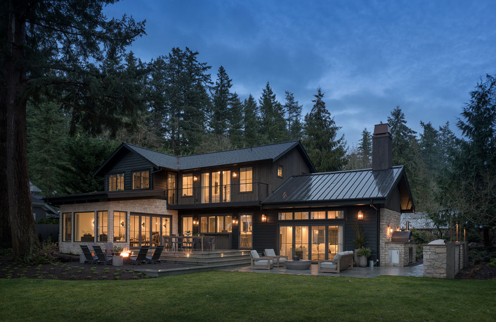 Diseño de fachada de casa multicolor de estilo de casa de campo de dos plantas con revestimientos combinados, tejado a dos aguas y tejado de teja de madera