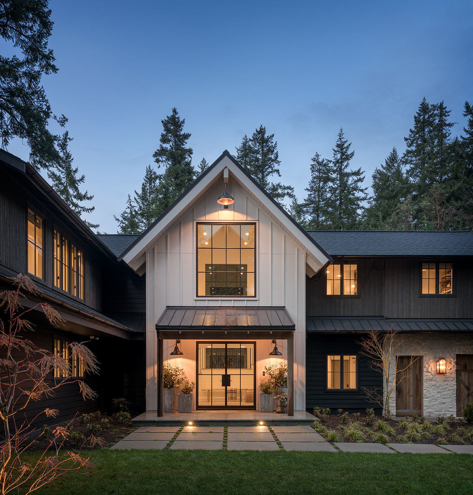 Zweistöckiges Landhausstil Einfamilienhaus mit Mix-Fassade, bunter Fassadenfarbe, Satteldach und Schindeldach in Seattle