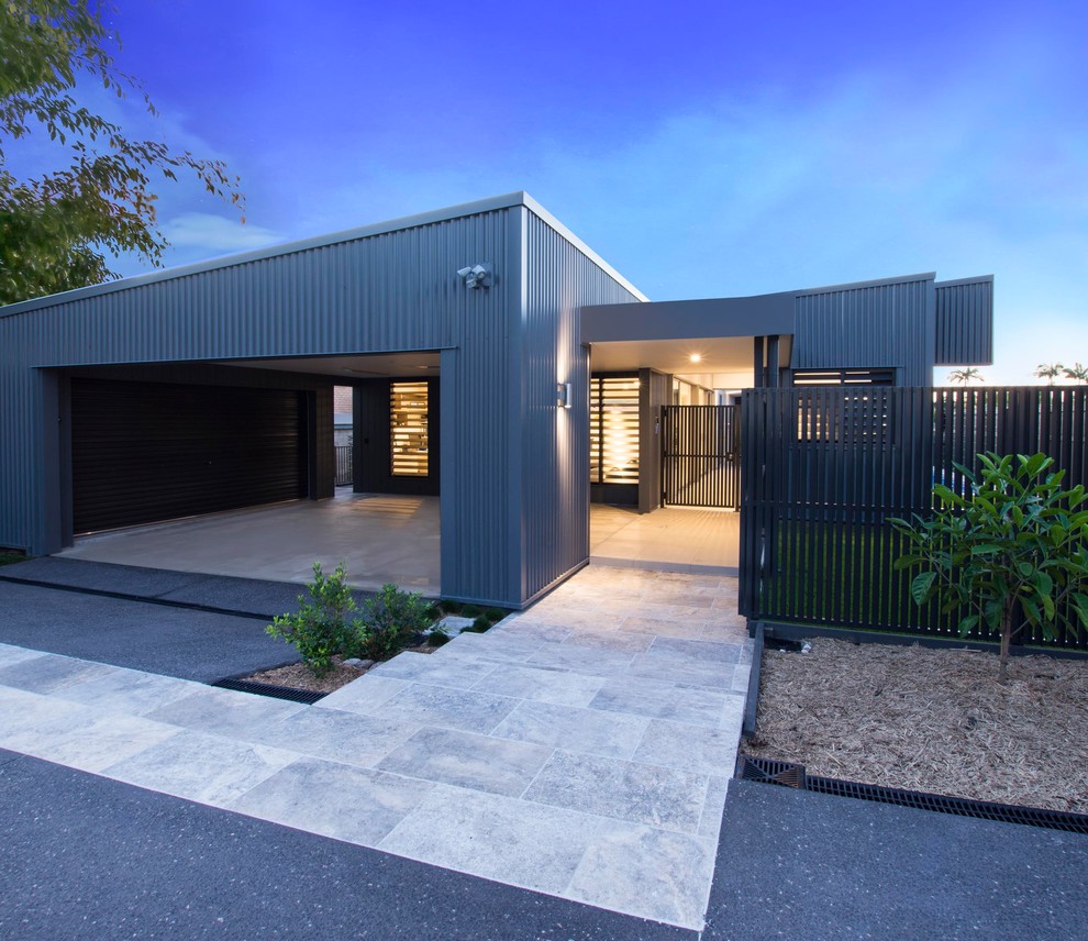 Diseño de fachada de casa gris contemporánea de una planta con revestimientos combinados, tejado plano y tejado de metal