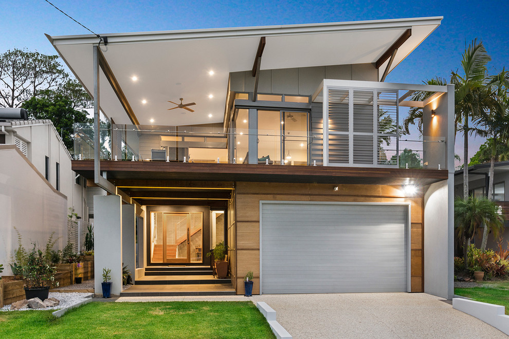 Стильный дизайн: двухэтажный, коричневый частный загородный дом в современном стиле с комбинированной облицовкой и односкатной крышей - последний тренд