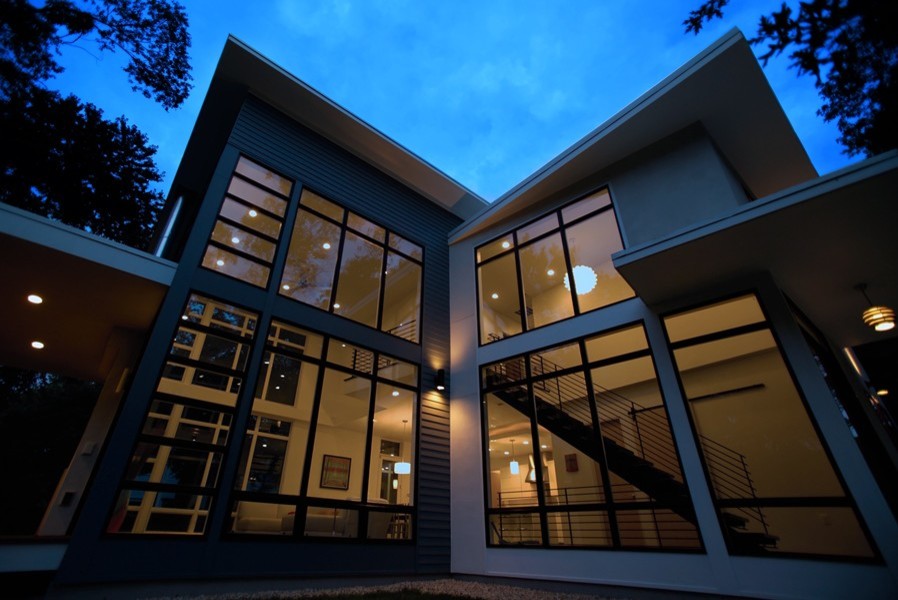 Ispirazione per la facciata di una casa blu contemporanea a due piani con rivestimento in legno