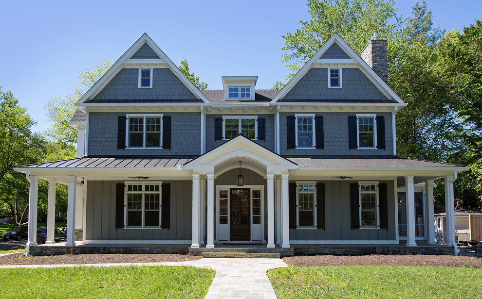 Cette photo montre une grande façade de maison bleue nature en panneau de béton fibré à un étage avec un toit à deux pans et un toit mixte.
