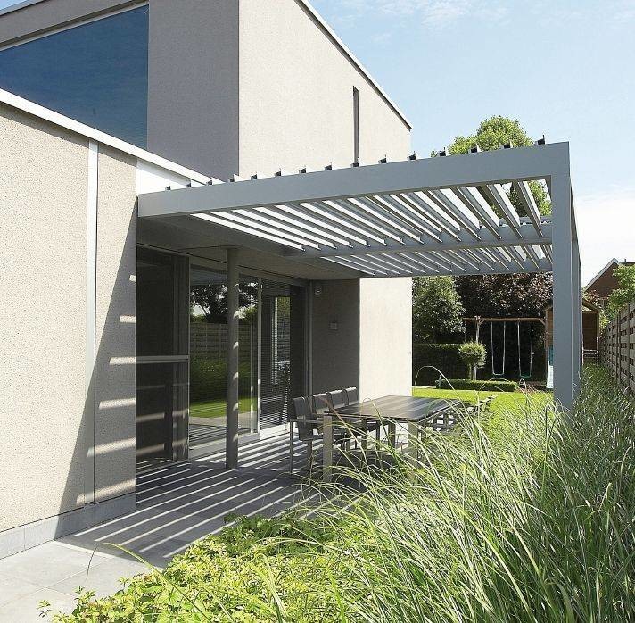 Diseño de fachada de casa blanca minimalista de dos plantas con revestimiento de estuco