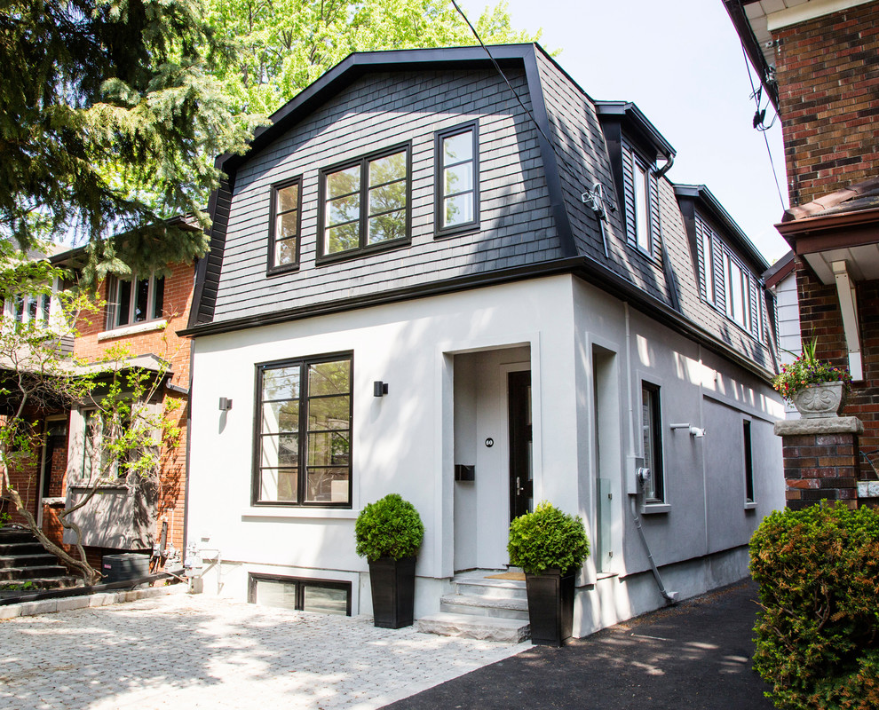 Kleines, Zweistöckiges Landhausstil Einfamilienhaus mit Mix-Fassade, bunter Fassadenfarbe, Mansardendach und Schindeldach in Toronto