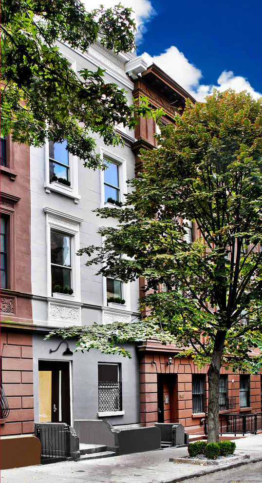 Expansive and gey classic terraced house in New York with three floors and a flat roof.