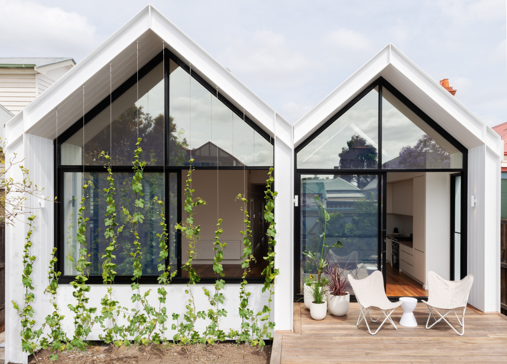 Idéer för ett litet skandinaviskt vitt hus, med allt i ett plan, fiberplattor i betong, sadeltak och tak i metall