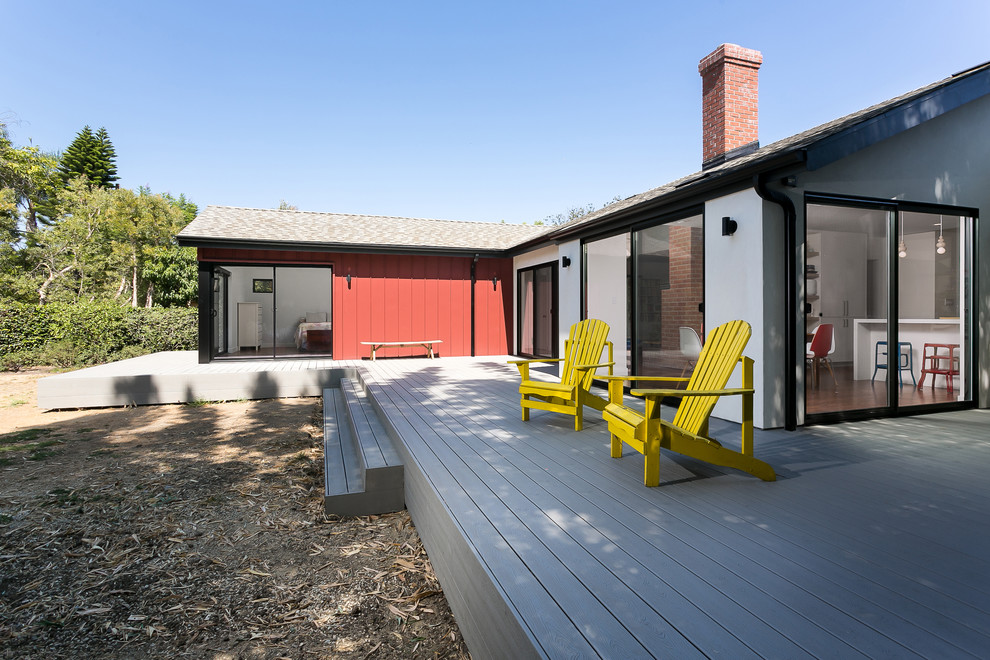 Diseño de fachada de casa multicolor retro de tamaño medio de una planta con revestimiento de metal, tejado a dos aguas y tejado de teja de madera