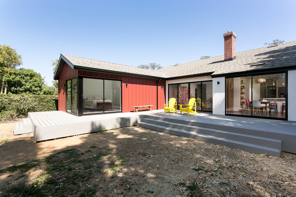 Diseño de fachada de casa multicolor vintage de tamaño medio de una planta con revestimiento de metal, tejado a dos aguas y tejado de teja de madera