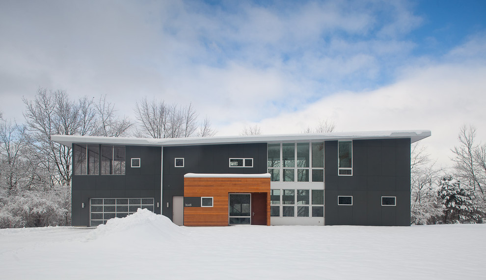 Großes, Zweistöckiges Modernes Haus mit grauer Fassadenfarbe in Grand Rapids