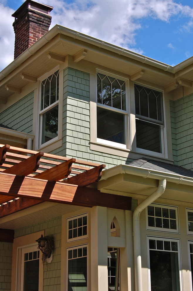 Стильный дизайн: двухэтажный, деревянный, зеленый дом среднего размера в стиле кантри с вальмовой крышей - последний тренд