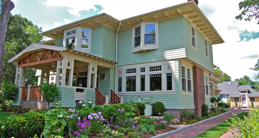 Mittelgroße, Zweistöckige Rustikale Holzfassade Haus mit grüner Fassadenfarbe und Walmdach in New York